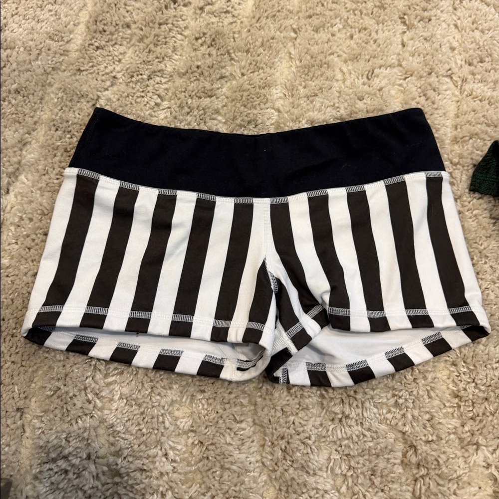 Fleo Halloween beetlejuice shorts size medium great condition